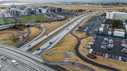 View over Miklabraut and the Hlíðarendi area.