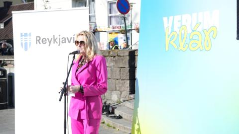 Mayor Heiða Björg Hilmisdóttir reviewing the Culture Night program at the press conference at Ingólfstorg.