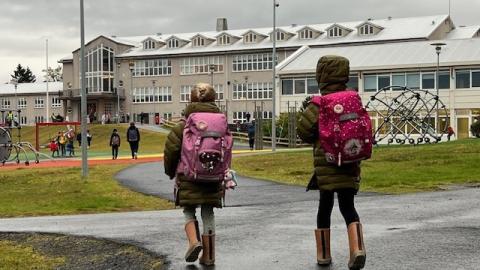 Börn á leið í skóla.