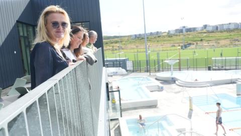 Heiða Björg visits Dalskóli and takes in the view of Dalslaug.