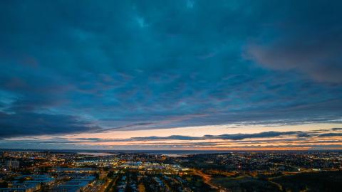 Fallegur himinn yfir borginni.