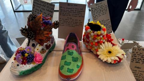 Listaverk úr skóm.