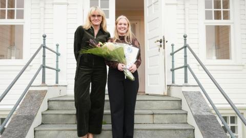 Mayor with young woman holding flowers on the steps of Höfði House