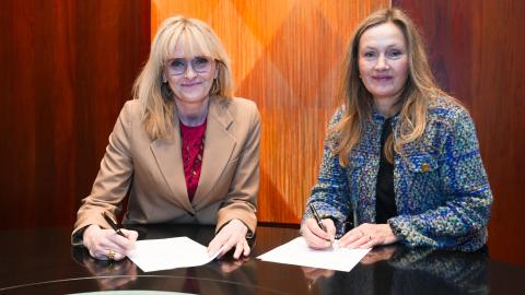 Heiða Björg Hilmisdóttir, borgarstjóri og Ásta Sóllilja Guðmundsdóttir, framkvæmdastjóri KLAK-Icelandic Startups 