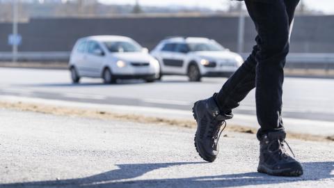 Gangandi fólk í umferðinni