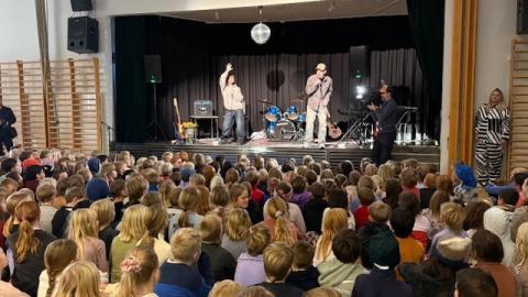 Júlí Heiðar og Dísa frumflytja lagið í Grandaskóla.