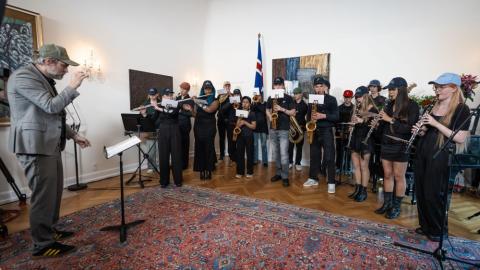 Skólahljómsveit Vesturbæjar og Miðbæjar hlaut Íslensku menntaverðlaunin 2025. Mynd tekin á Bessastöðum.