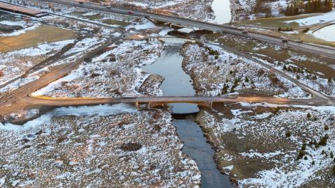 An overview of the new bridge crossing the Dimma river.