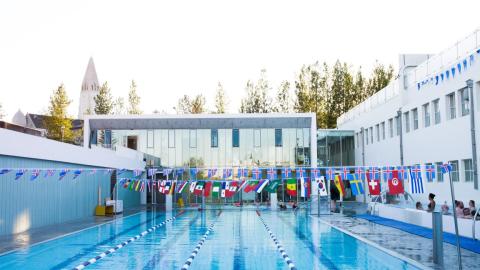 Sundhöll Reykjavíkur, útisvæðið, tekið yfir djúpu laugina í átt að húsinu.