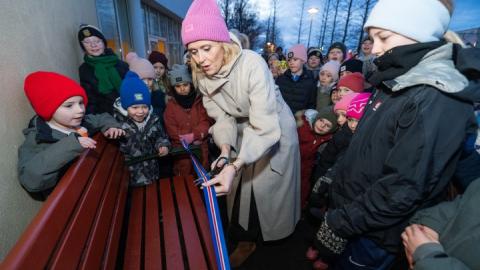 Heiða Björg Hilmisdóttir borgarstjóri vígir Vinabekkinn við Engjaskóla með því að klippa á borða að viðstöddum nemendum skólans