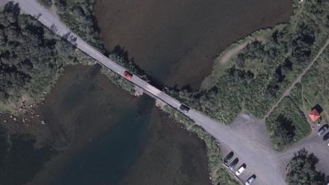 loftmynd af brú yfir Helluvatn