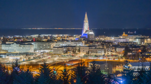 loftmynd af Reykjavík sem sýnir Hallgrímskirkju.