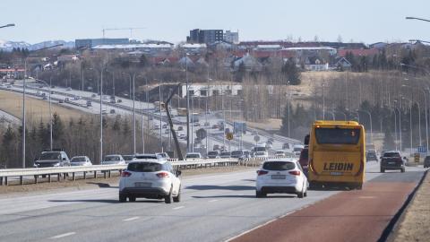 bílar á hraðbraut