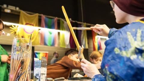 Mynd af börnum að mála og föndra.