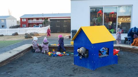 Mynd af börnum að leika á leikskólalóð.