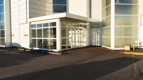 Inngangurinn að Austurmiðstöð á Bíldshöfða.