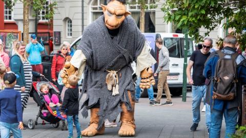 Fun at Austurvöllur with the troll, Tufti