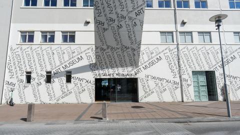 Hafnarhúsið, beint framan á það. Sést bara í húsið og stéttina fyrir framan, ekki himinn. Hlutlaust veður.