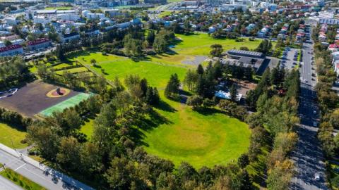 The outdoor recreation area Klambratún sits in the heart of Hlíðahverfi