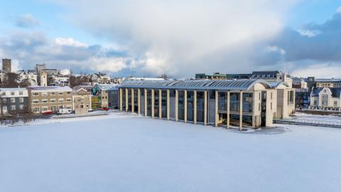 Ráðhúsið, loftmynd, tekin frá Fríkirkjuvegi sirka. Vetur, Tjörnin lögð ís og snjó, himininn blár en með skýjum.