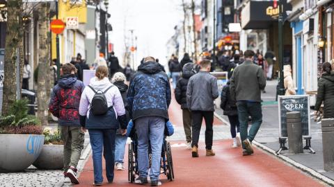 Fólk að labba á göngugötu.