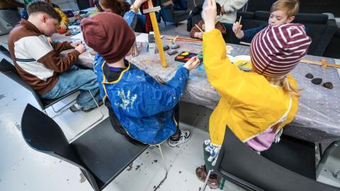 Börn að föndra og mála.