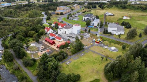 Mynd tekin úr lofti af Elliðaárdal. Elliðaárstöð, Hitt húsið og fleiri hús fyrir miðri mynd. 