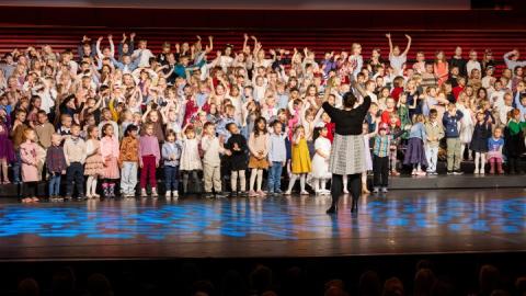 Leikskólabörn syngja lög Dr. Gunna í Eldborg í morgun. 