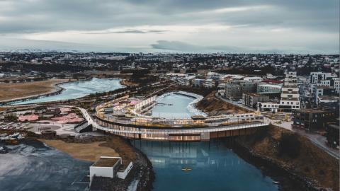 Teiknuð mynd af Skólabrú sem liggur yfir síki.