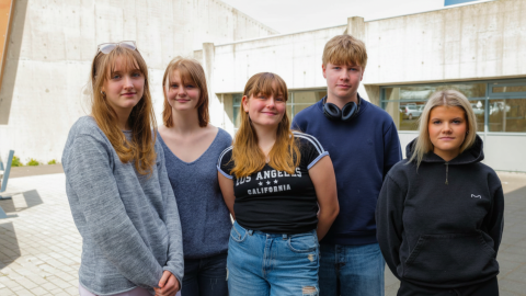 Lovísa Dóris Guðmundsdóttir, Tinna Long, Harpa Guðrún Baldvinsdóttir, Finnur Árni Jónsson, Íris Tinna Hauksdóttir. Young people at Víkurskóli behind the school newspaper.