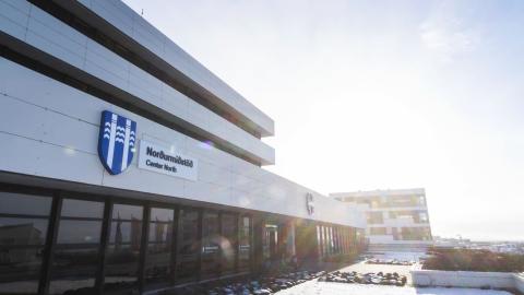 Mynd af framhlið Norðurmiðstöðvar í Efstaleiti