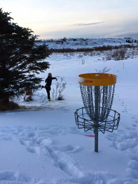 Snævi þakinn folfvöllur í Gufunesi.