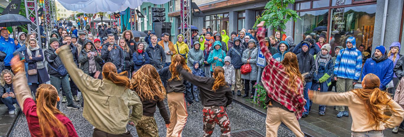 Danshópur sýnir dans á Klapparstíg á Menningarnótt.