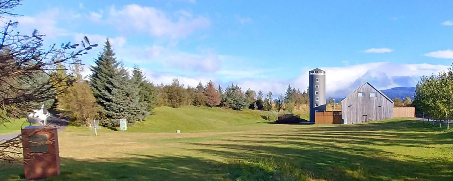 Hlaðan og turninn við Gufunesbæ.