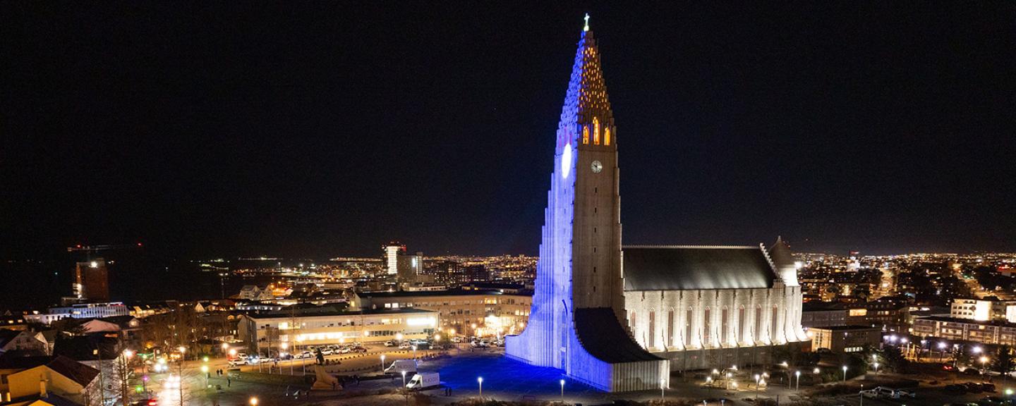 Loftmynd af upplýstri Hallgrímskirkju og safni Einars Jónssonar á Vetrarhátíð 2026.